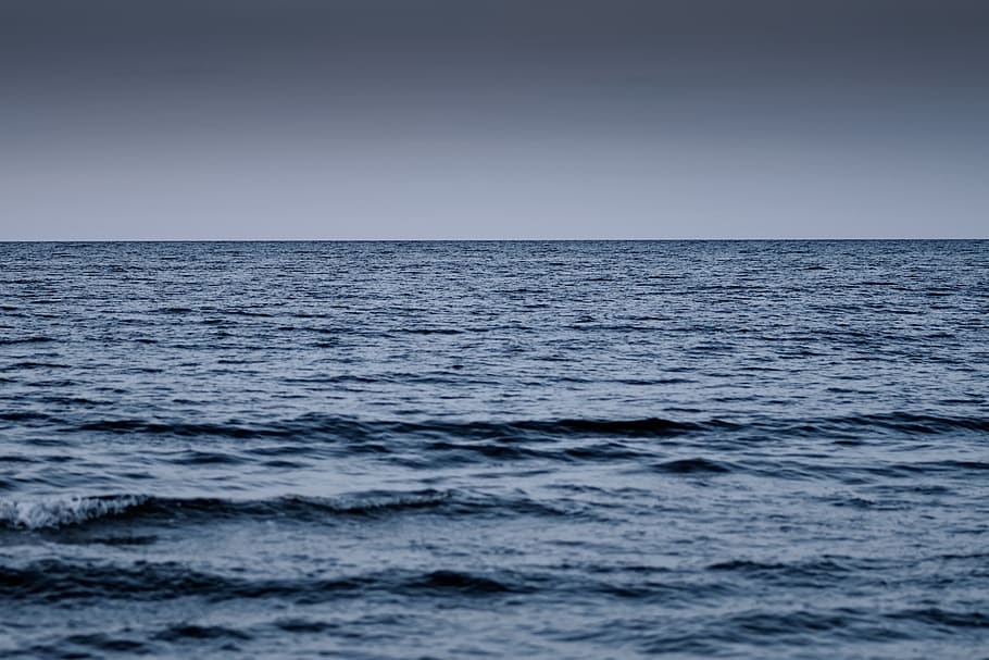 a vastidão das águas, mar, oceano, o horizonte, o plano de fundo, o mar Báltico, frio, as ondas, vento, vazio
