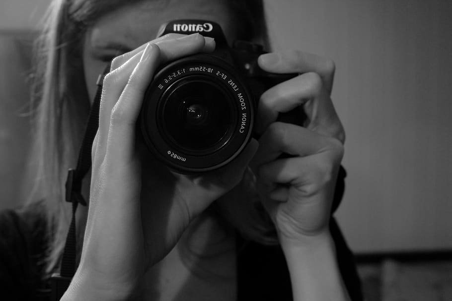 foto em escala de cinza, mulher, tira, selfie, cânone, câmera, pessoa, tirando foto, fotografia, lente