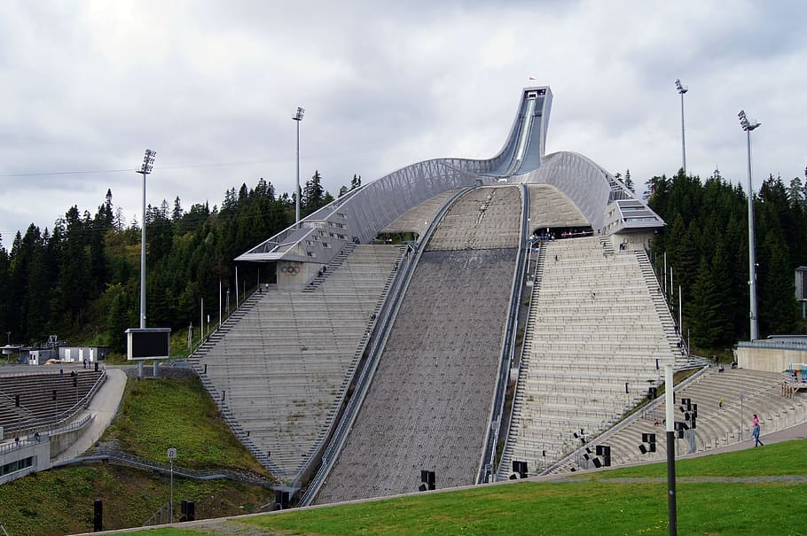 スキージャンプ, ウィンタースポーツ, ホルメンコーレン, ノルウェー, 夏, 建築, 構築された構造, 雲-空, 空, 建物の外観