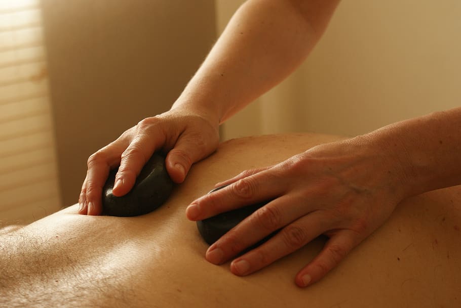 masaje, masaje de relajación, masaje de bienestar, relajación, bienestar, manos, piedra caliente, mano humana, parte del cuerpo humano, mano