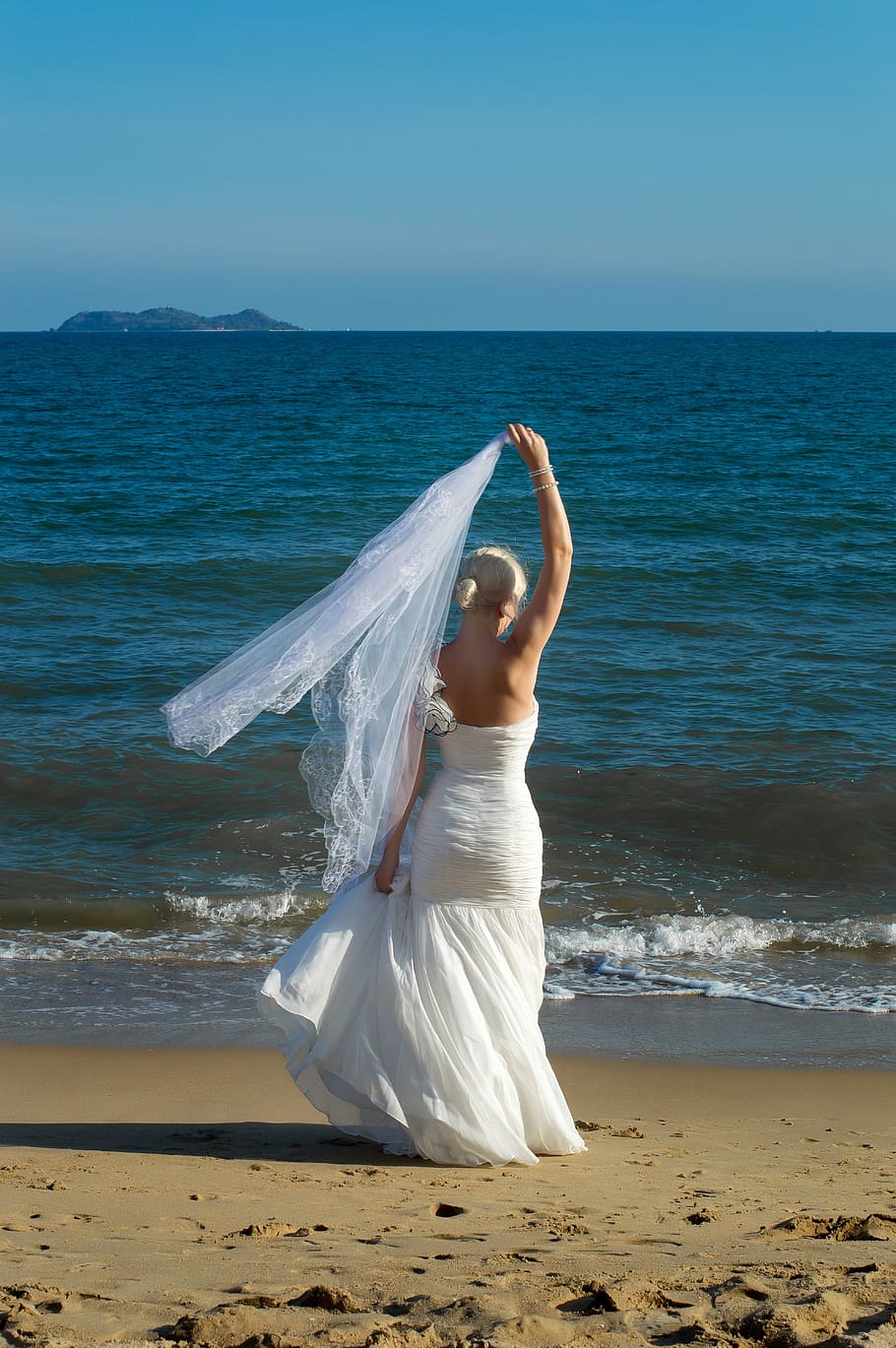 pirang di gaun pengantin, gaun putih, laut, pengantin perempuan laut, berjalan di atas pasir, istri, pernikahan menembak, kebahagiaan, cinta, fata