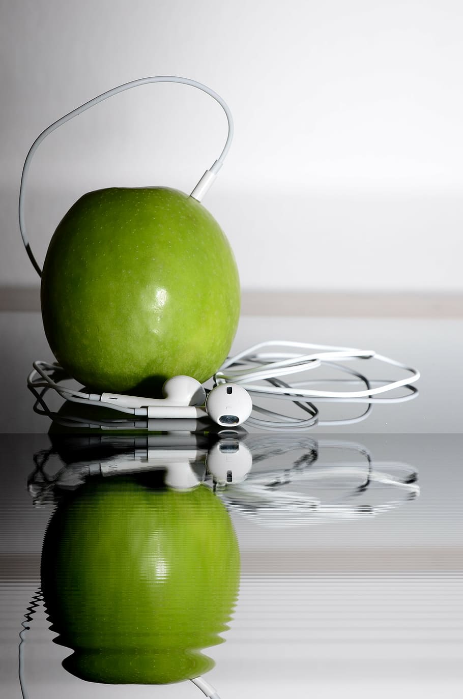 close-up photo, green, apple fruit, white, apple earpods, apple, ipod, iphone, ipad, mp3