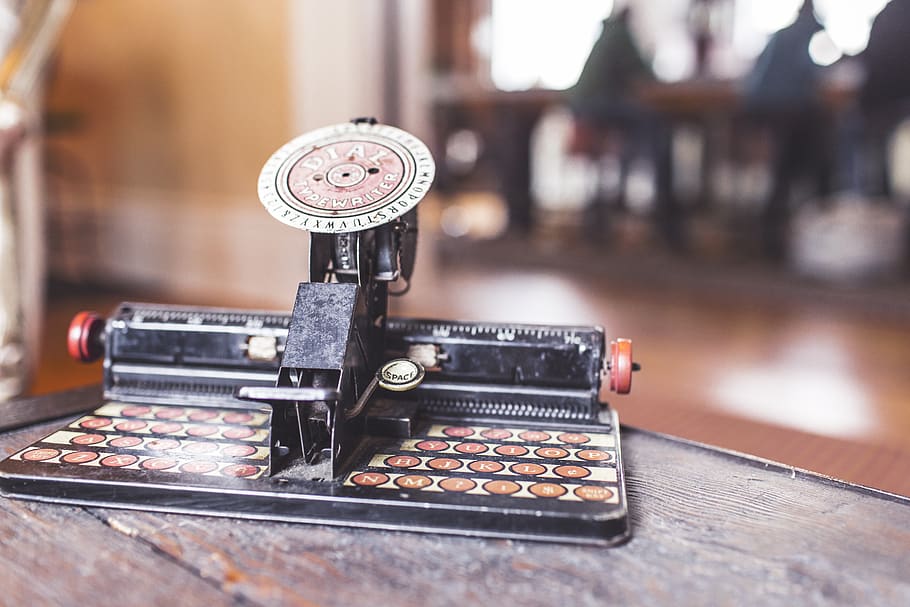 máquina de escribir, letras, dial, vintage, oldschool, equipo, primer plano, mesa, interior, estilo retro