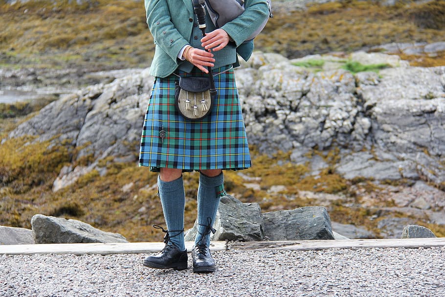 persona, llevando, pipa de bolsa, gaitas, falda escocesa, montañés, escocés, instrumento musical, Escocia, Portree