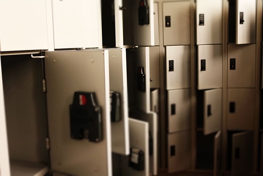 gabinetes de acero gris, gabinete, primer plano, interiores, armarios, abierto, seguridad, almacenamiento, adentro, sin gente