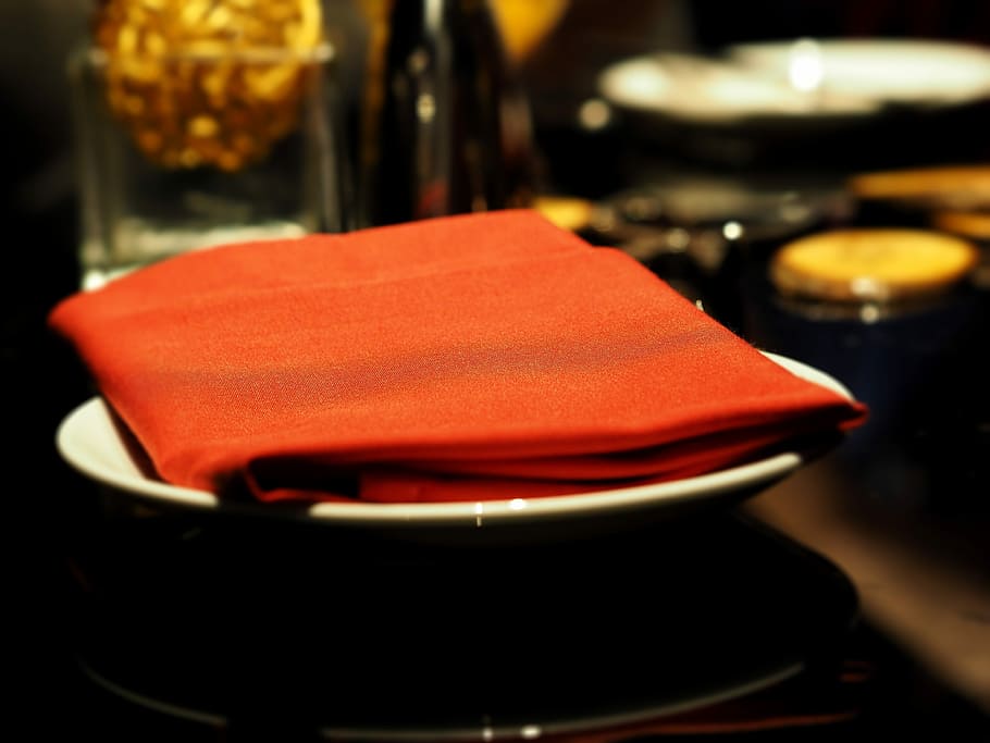 Servilletas, pañuelo, toalla de mano, rojo, accesorios de comedor, sobre la mesa del comedor, limpio, limpieza, comida y bebida, en el interior