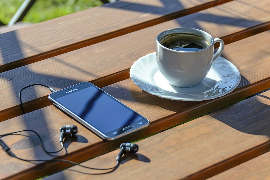 negro, teléfono inteligente samsung android, pantalla apagada, al lado, taza, café, superior, marrón, madera, superficie