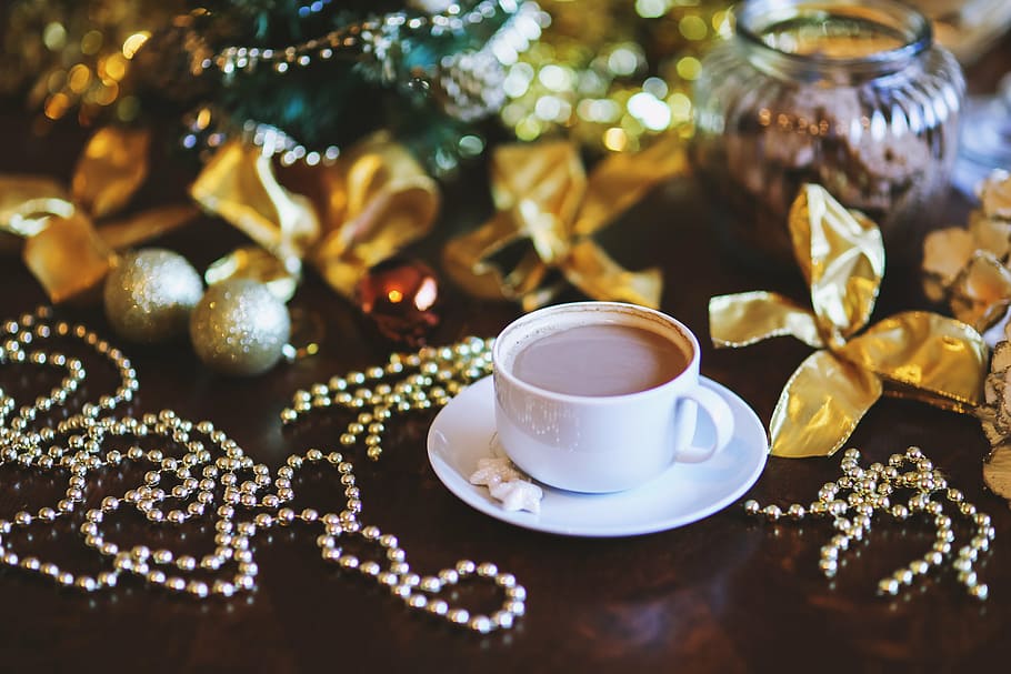 taza, café, blanco, cerámica, platillo, al lado, cuentas plateadas, cintas doradas, adornos de plata adornos navideños, navidad