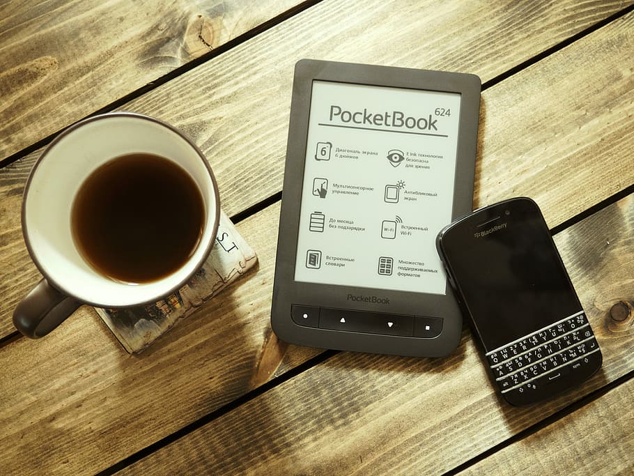 blackberry e pocketbook, Blackberry, Pocketbook, café, domínio público, tablet, tecnologia, negócios, mesa, madeira - Material