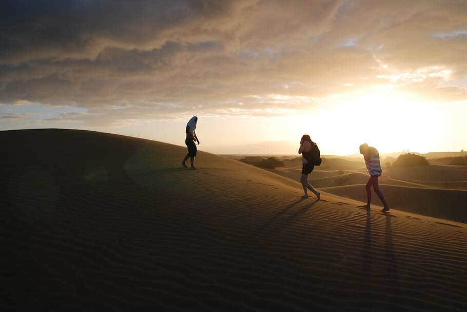 desierto, tormenta de arena, dunas, cielo, puesta de sol, grupo de personas, tierra, personas reales, luz solar, actividad de ocio