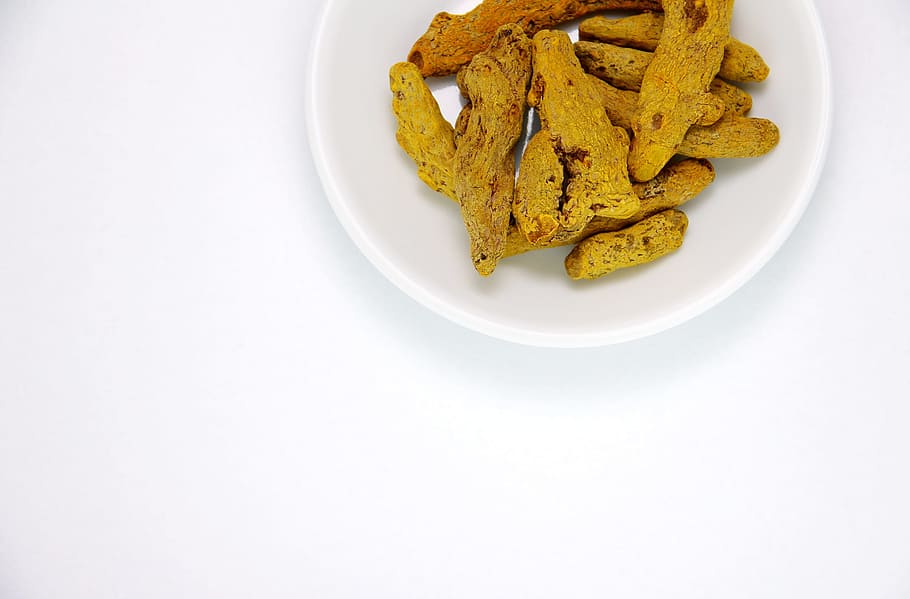 dish in plate, turmeric, dried rhizomes, health food, white dish, white background, food and drink, copy space, plate, food