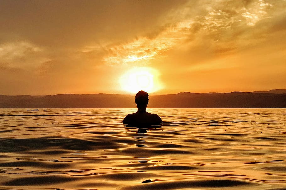 fotografía de silueta, persona, natación, silueta, foto, hombre, rodeado, cuerpo, agua, mar