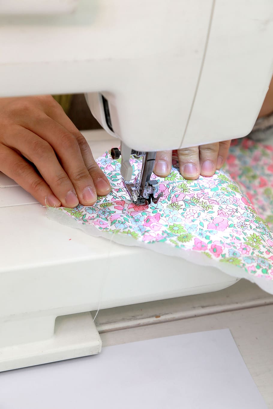 persona cosiendo, floral, textil, máquina de coser, coser, tela, ssoing, este bongteul, máquinas de coser, mano