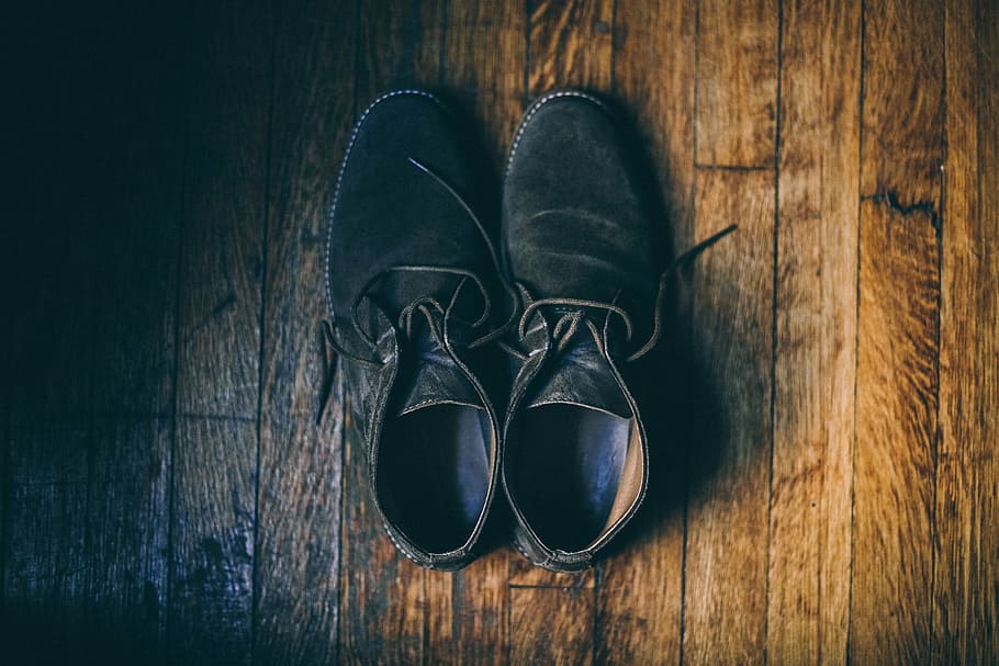 par, negro, botas chukka de gamuza, zapato, calzado, madera, piso, moda, madera - Material, ropa