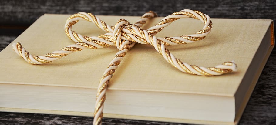libro marrón, libro, regalo, cordón, cordón de oro, dorado, empaque, paquete, empaquetado, empaque de regalo