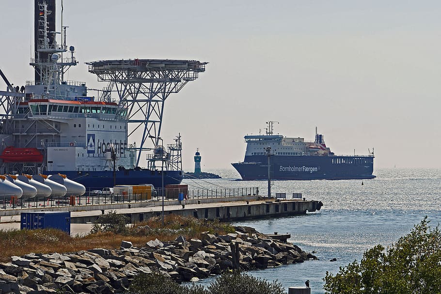 bornholm ferry, terminal feri, sassnitz, mukran, Rügen, feri mobil, pelabuhan, kapal kerja, pembangkit listrik tenaga angin, di lepas pantai
