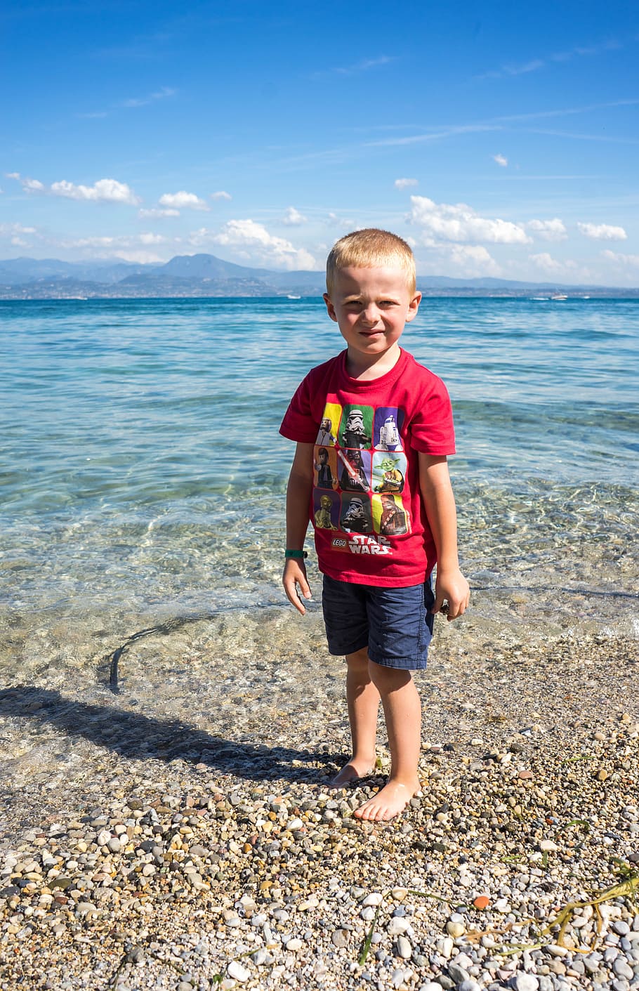 Niño, lago de Garda, Sirmione, joven, feliz, agua, montañas, viajes, destino, turismo