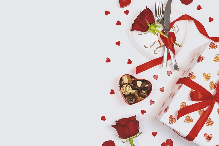 Valentine, Day., Roses, hati, hadiah, kotak, piring, alat makan, cokelat, putih