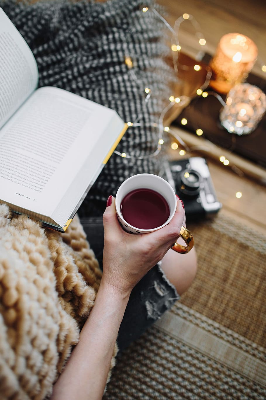 お茶を飲む女性, 本を読む, 女性, 飲む, お茶, 家, 本, 読書, 時間, 枕