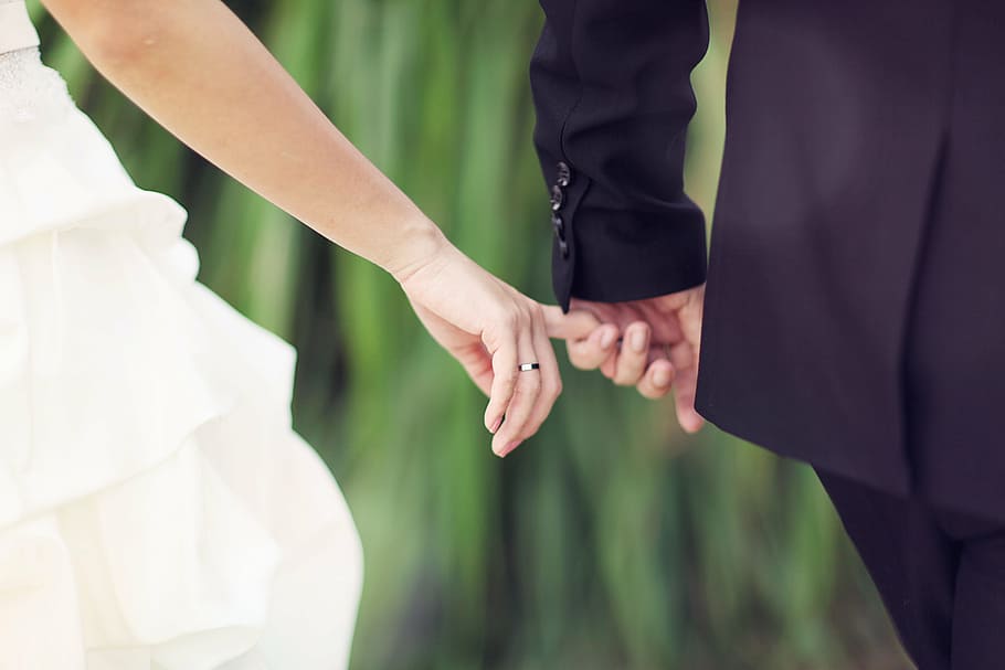 pasangan berpegangan tangan, menikah, cincin, pernikahan, cinta, pengantin, kebersamaan, wanita, orang-orang, mempelai pria