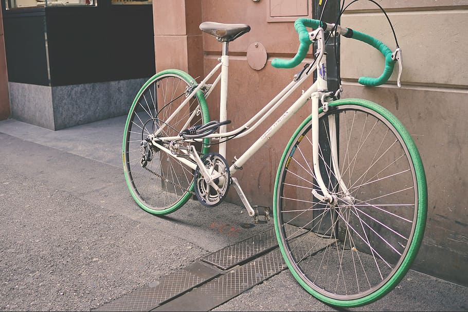 blanco, verde, bicicleta de carretera, carretera, bie, bicicleta, pared, calle, edificio, transporte