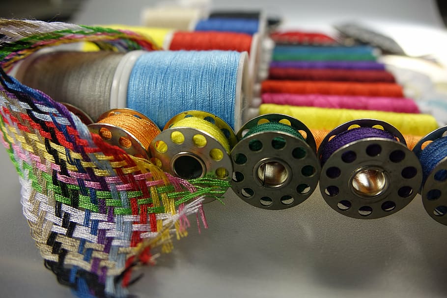 фотография крупным планом, нитки разного цвета, handarbeiten, шить, ручной труд, свернутый, красочный, нитка, пряжа, пошив одежды