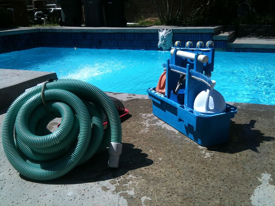 biru, wadah plastik, hijau, bergelombang, selang, ditempatkan, kolam, membersihkan kolam, mesin, vakum