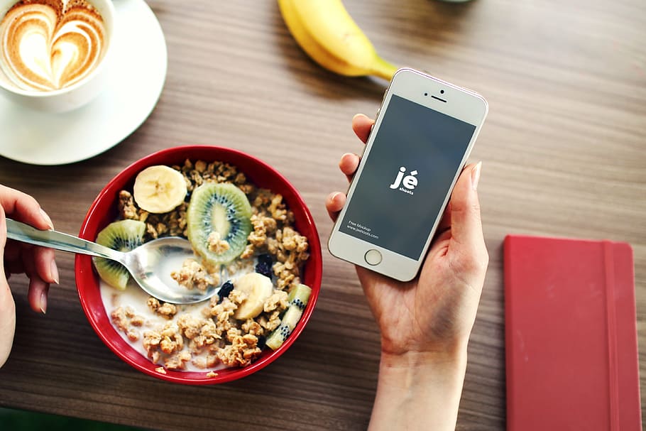 orang, memegang, iphone 5, 5s, menampilkan, je, makanan, di dalam ruangan, meja, buah