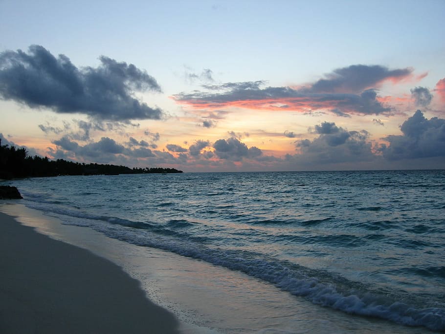 Isla, Maldivas, Atolón norte de Malé, puesta de sol, vacaciones, mar, sol, nubes, playa, pintorescos