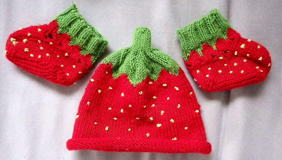 baby, erstlingsmütze, strawberry cap, strawberry shoes, red, textile, wool, green color, still life, indoors