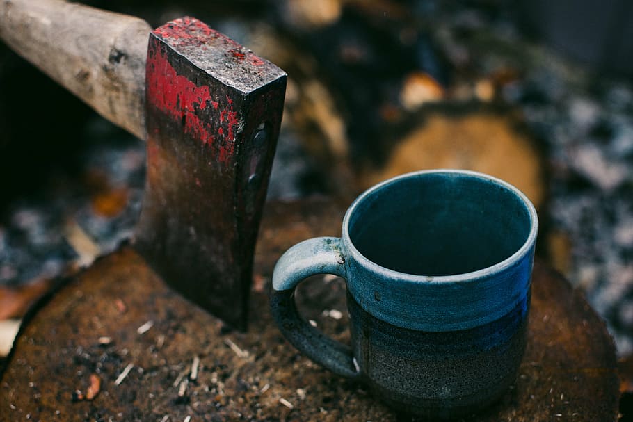 azul, cerámica, taza de café, al lado, hacha, madera, leña, bebida, taza, exterior