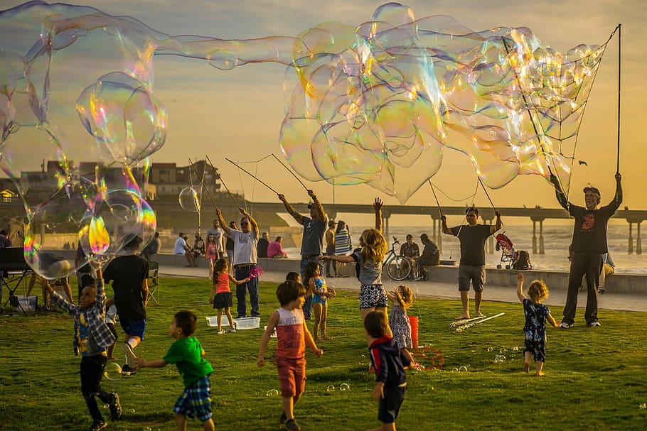 grupo, pessoas, jogando, bolhas, festa, crianças, pulando, diversão, pôr do sol, praia