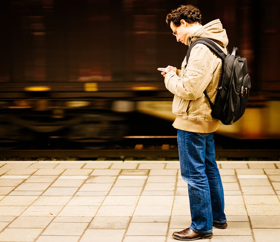 pria, berdiri, putih, menggunakan, smartphone, platform, stasiun kereta, orang, menunggu, komuter
