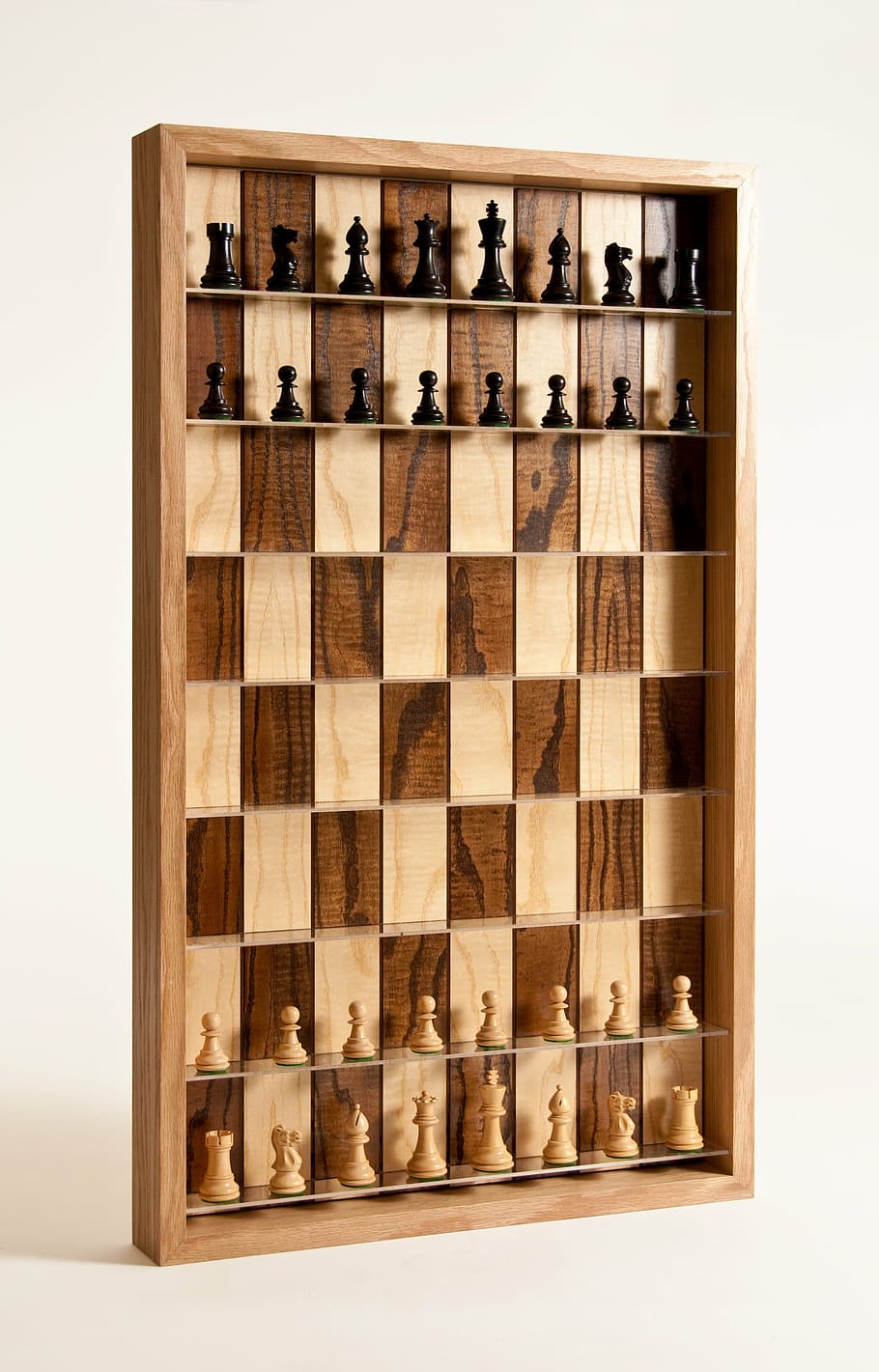 xadrez, tabuleiro de xadrez vertical, xadrez 3d, jogo, tabuleiro de xadrez, dentro de casa, tiro do estúdio, jogo de tabuleiro, fundo branco, madeira - material