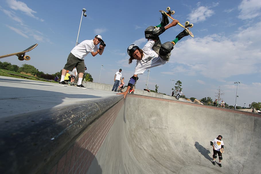 manusia skateboard, biru, langit, skateboard, handplant, layback, kolam renang, mangkuk, skatepark, aksi