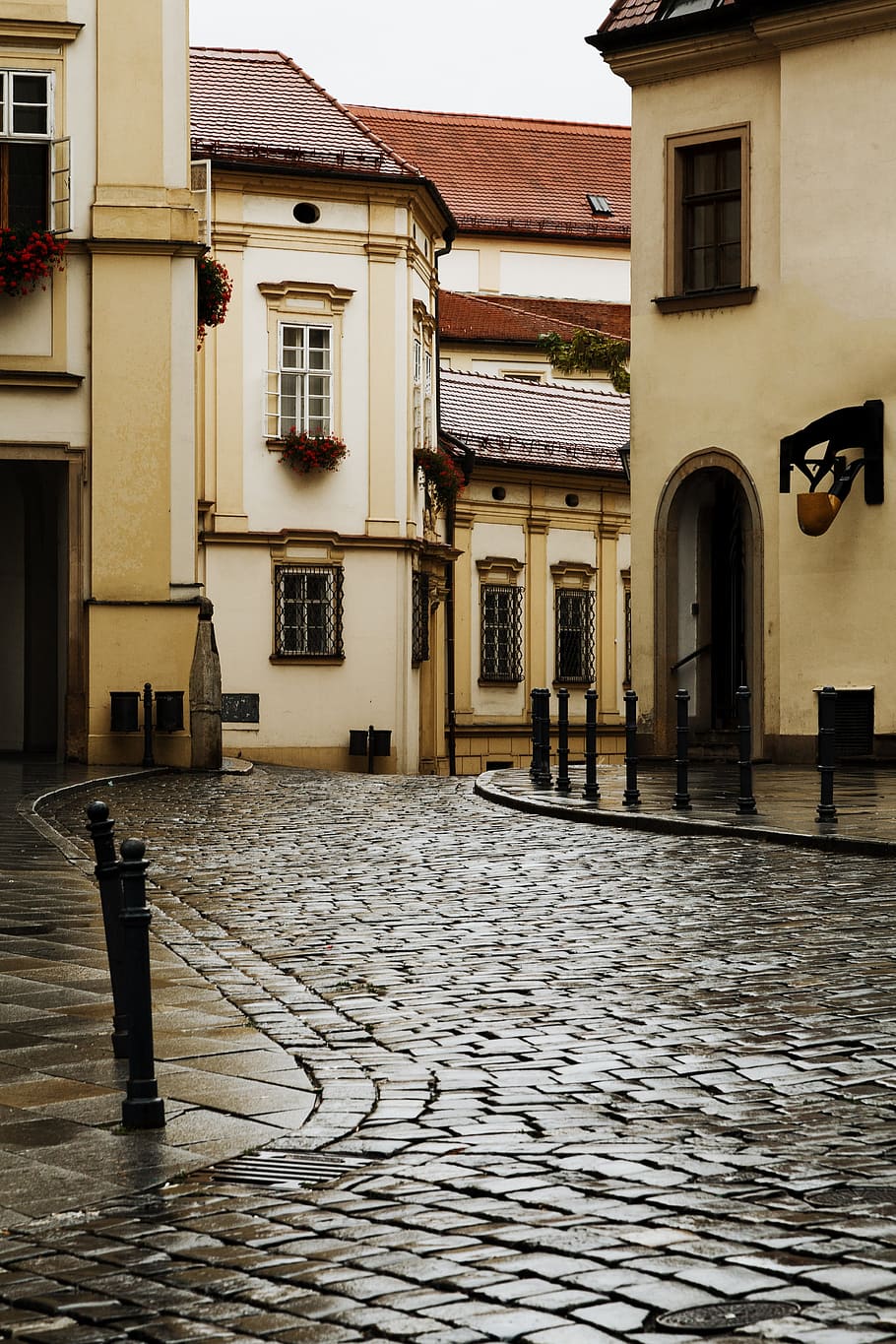 wet, curved, road, concrete, buildings, brown, white, house, ancient, architecture