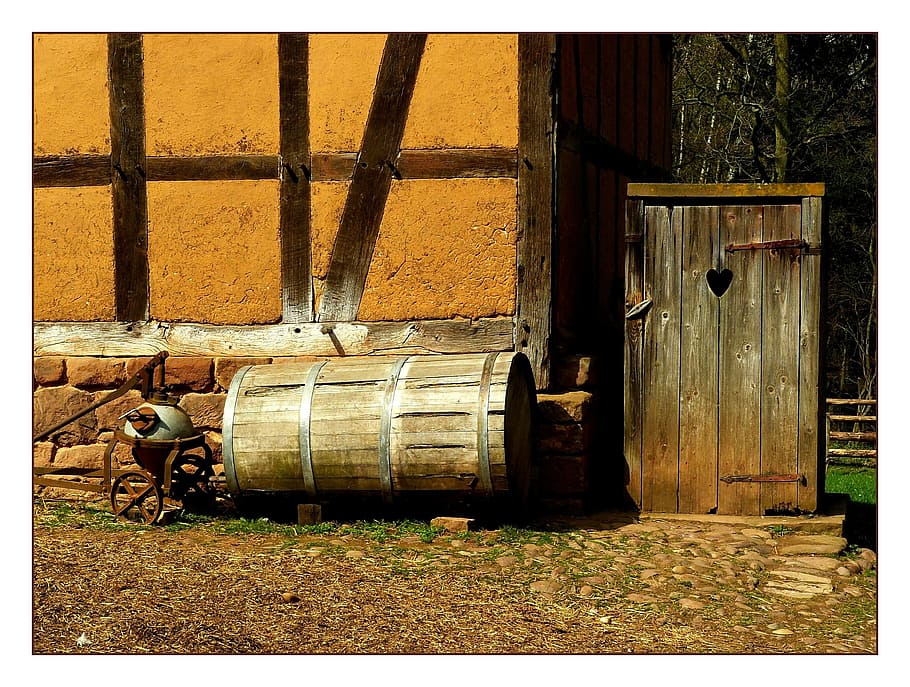 marrón, de madera, barril, al lado, pared, braguero, edificio, casa, fachwerkhaus, museo de historia local