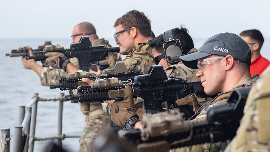 hombres con rifles, pistola, arma, rifle, fuerzas armadas, militar, apuntando, grupo de personas, gobierno, uniforme militar