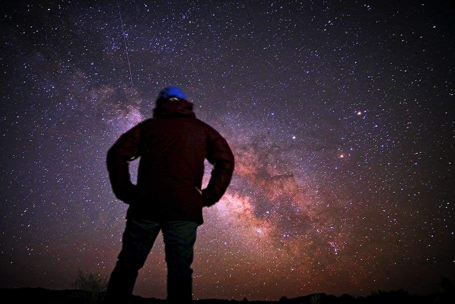 pessoa, em pé, com vista para, estrelas, período noturno, pessoas, homem, Sombrio, noite, galáxia