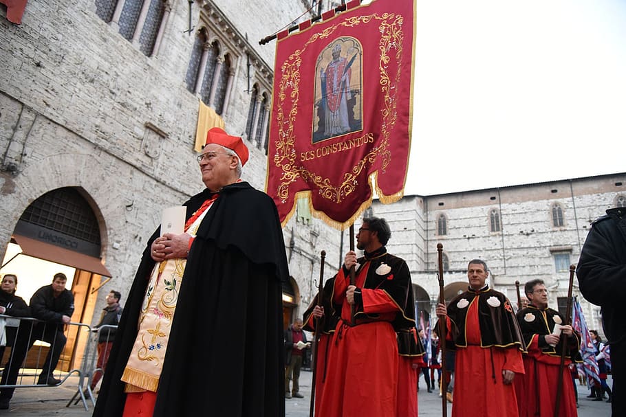 procesión religiosa, cardenal bassetti, religión, religión católica, arquitectura, estructura construida, gente real, rojo, exterior del edificio, en pie