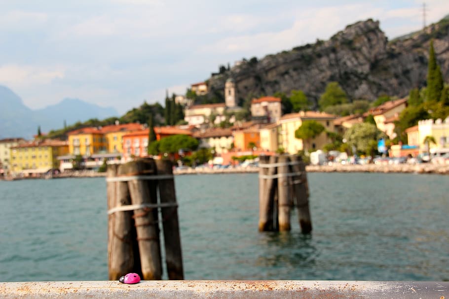 Italia, Garda, Torbole, montañas, barcos, banco, paseo marítimo, agua, arquitectura, estructura construida