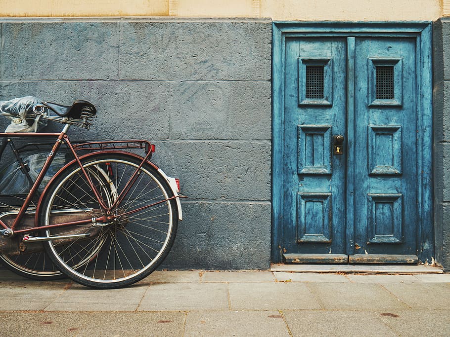 marrón, bicicleta de la ciudad, azul, puerta, arquitectura, edificio, infraestructura, pared, bicicleta, calle