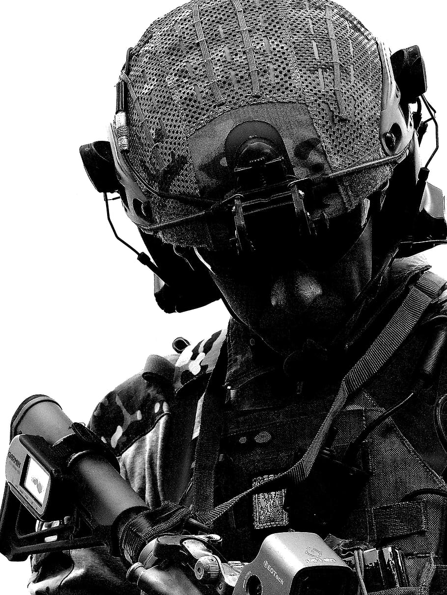 homem, vestindo, avançar, tático, capacete, engrenagem, militar, arma, homens, proteção