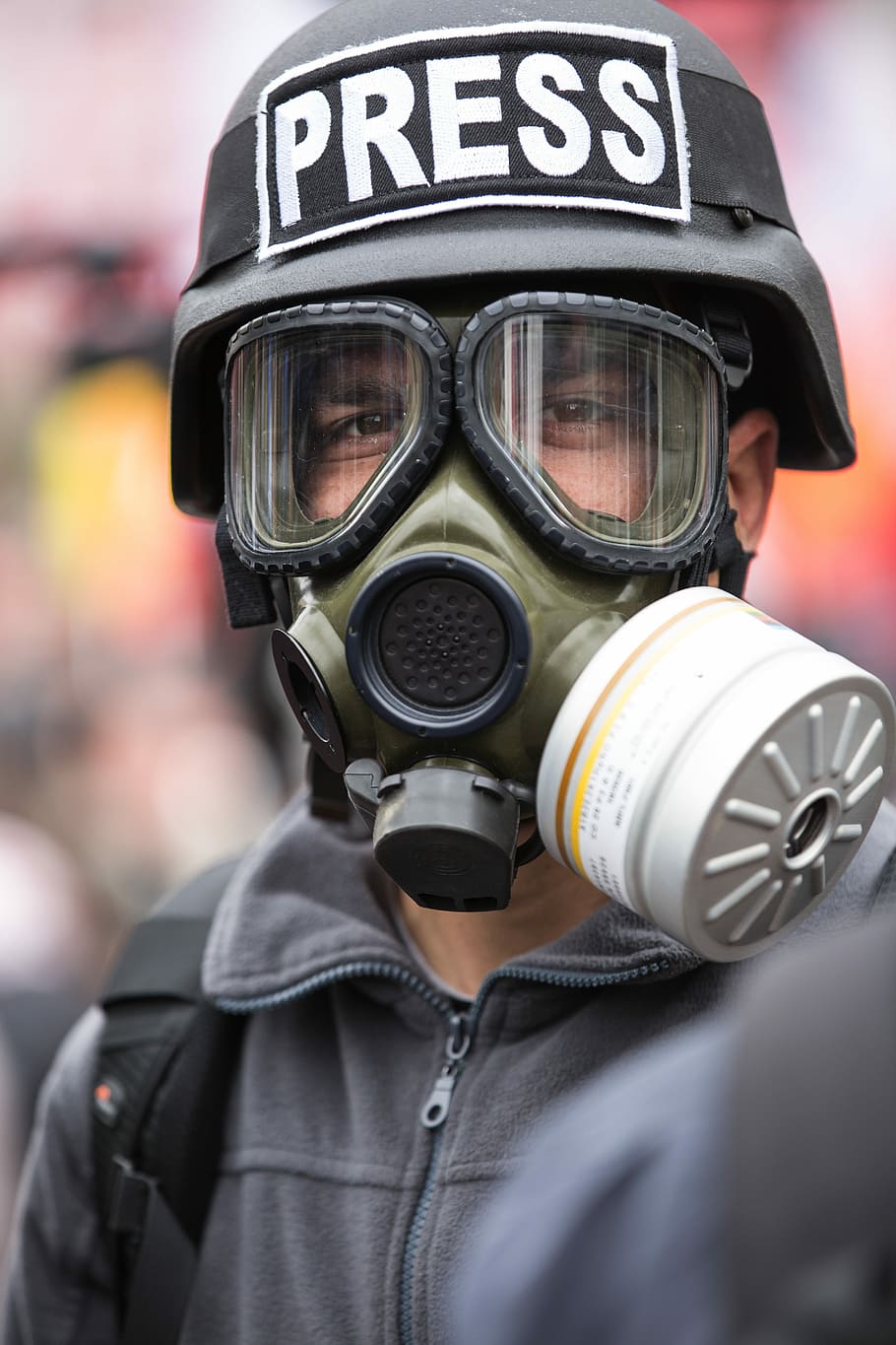 pessoa, vestindo, máscara de gás, preto, imprensa capacete, preto Imprensa, capacete, imprensa, jornalista, violência