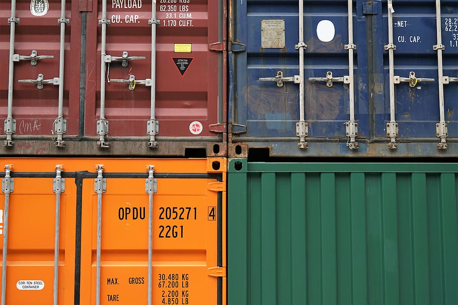 cuatro cargas de colores surtidos, contenedor, camioneta, exportación, viaje, carga, muelle, logística, industria, texto