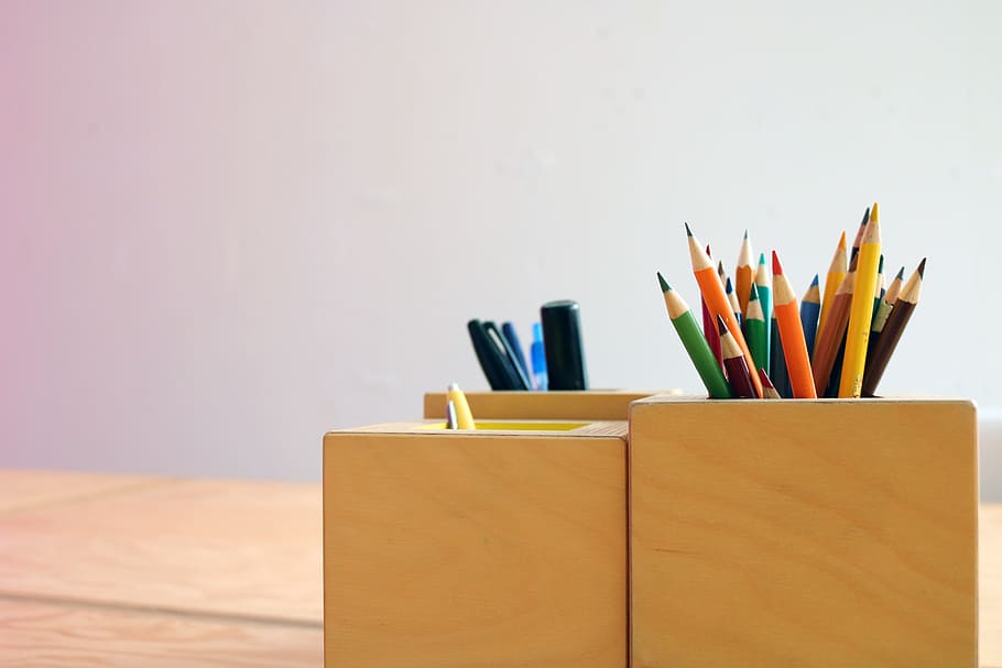 pensil warna aneka warna, kotak, coklat, kayu, tempat pensil, pensil warna, krayon pensil, meja kerja, meja, alat tulis
