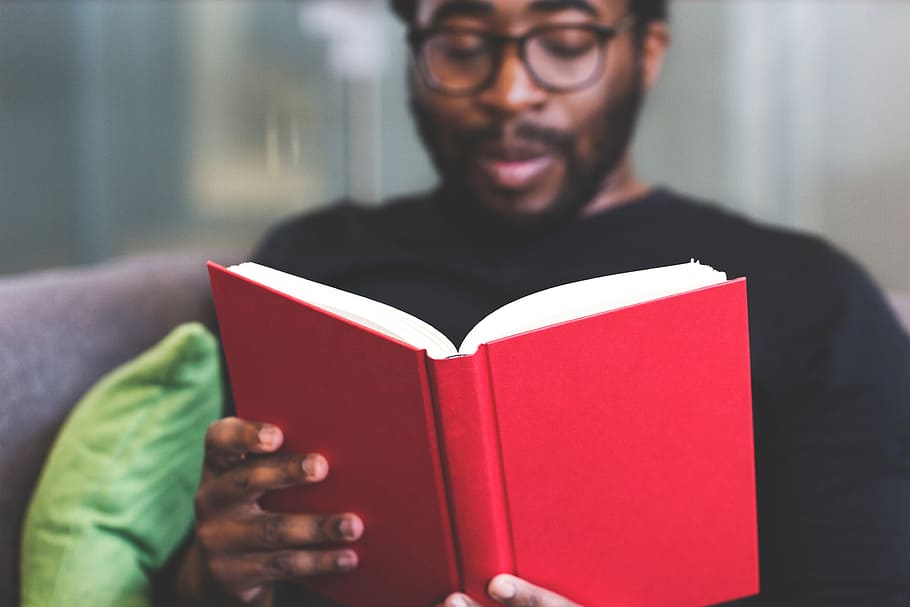 hombre, negro, lectura de camisa de cuello redondo, rojo, libro, chico, lectura, negocios, escuela, estudiante