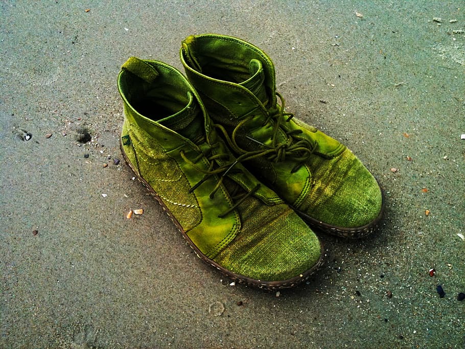 sepatu, pantai, pasir, laut, liburan, rekreasi, perempuan, sepatu kain, jejak kaki, warna hijau