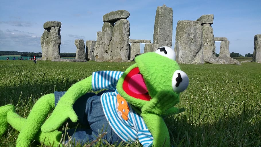 kermit, frog stonehinge, stonehenge, frog, new stone age, building, ditch, place of worship, archaeology, pillars
