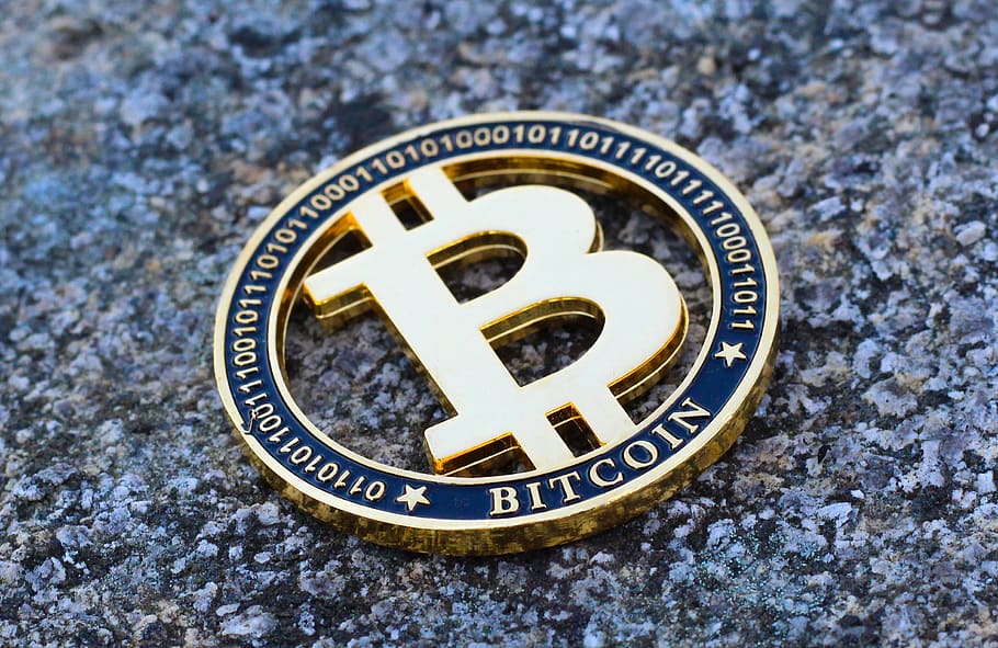 bitcoin, mata uang, cryptocurrency, crypto, koin, keuangan, uang, berwarna emas, logam, close-up